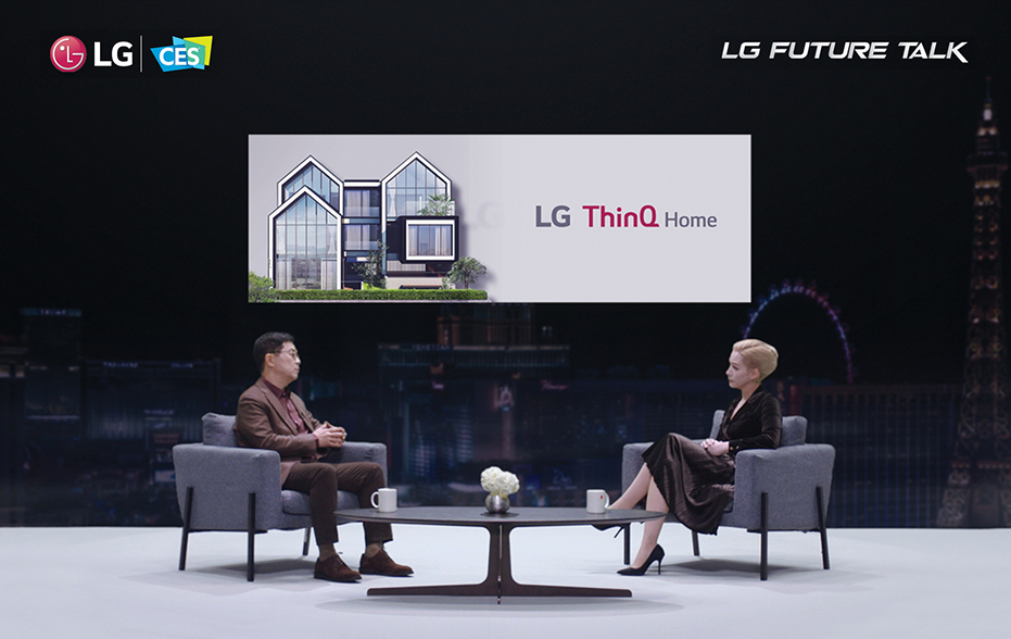LG Electronics prezidenti va texnik direktori Doktor Pak CES vakilidan intervyu oldi. Orqada LG ThinQ Home banneri osigʻliq turibdi.