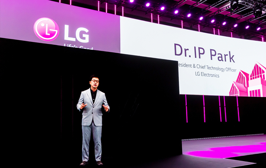 LG kompaniyasining prezidenti va texnik direktori doktor I. P. Park IFA 2020 da LG Electronicsning “Uyda hayot yaxshi” koʻzlovini gologramma koʻrinishida namoyish qilmoqda.