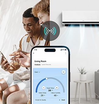 Мужчина заранее охлаждают свой дом, включая кондиционер с ThinQ™ после выхода из дома.