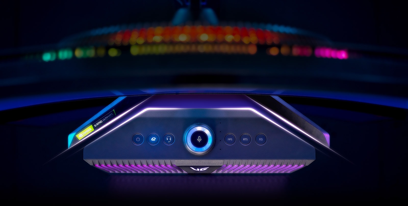 Вид сверху на игровой монитор и игровую колонку - игровая колонка идеально вписывается в V-образную подставку для монитора.