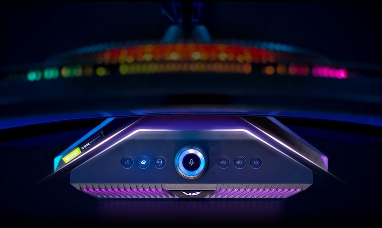 Вид сверху на игровой монитор и игровую колонку - игровая колонка идеально вписывается в V-образную подставку для монитора.