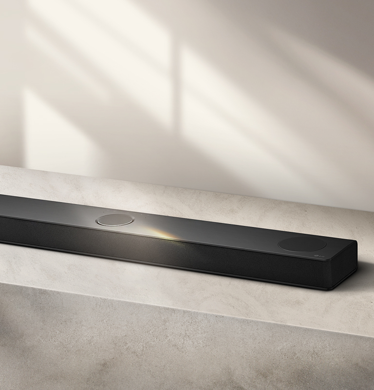 Звуковая панель LG Soundbar на cерой поверхности на сером фоне в угловой воздушной перспективе
