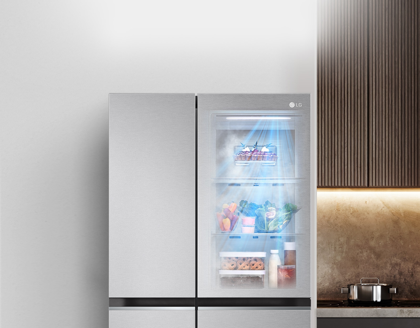 Вид спереди черного холодильника InstaView с подсветкой внутри. Содержимое холодильника видно через дверцу InstaView. Синие лучи подсвечивают содержимое холодильника с функцией DoorCooling.