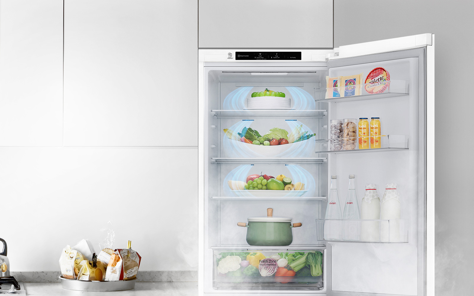 Верхняя половина холодильника показана с открытой дверью и продуктами внутри. Воздух проходит сверху вниз по холодильнику, достигая всех находящихся внутри продуктов.