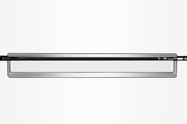 Крупный план центральной части холодильника с элегантной ручкой в минималистическом стиле.