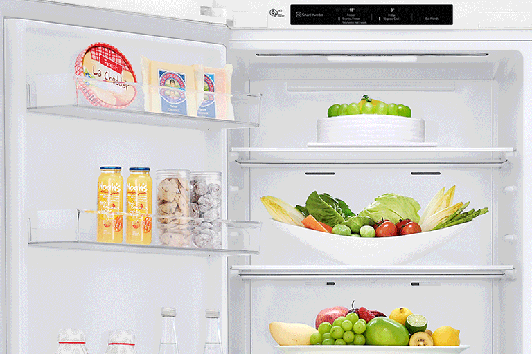 Показан холодильник с дверью, открывающейся влево, вместо наиболее часто используемой двери, открывающейся вправо — это демонстрирует возможность перенавешивания двери.