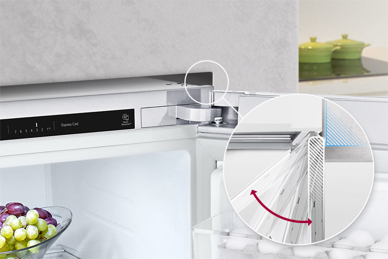 В углу показана верхняя часть холодильника с открытой дверью. На вставленной фотографии можно рассмотреть дверной проем с более близкого расстояния и увидеть, что он не выше холодильного отсека.