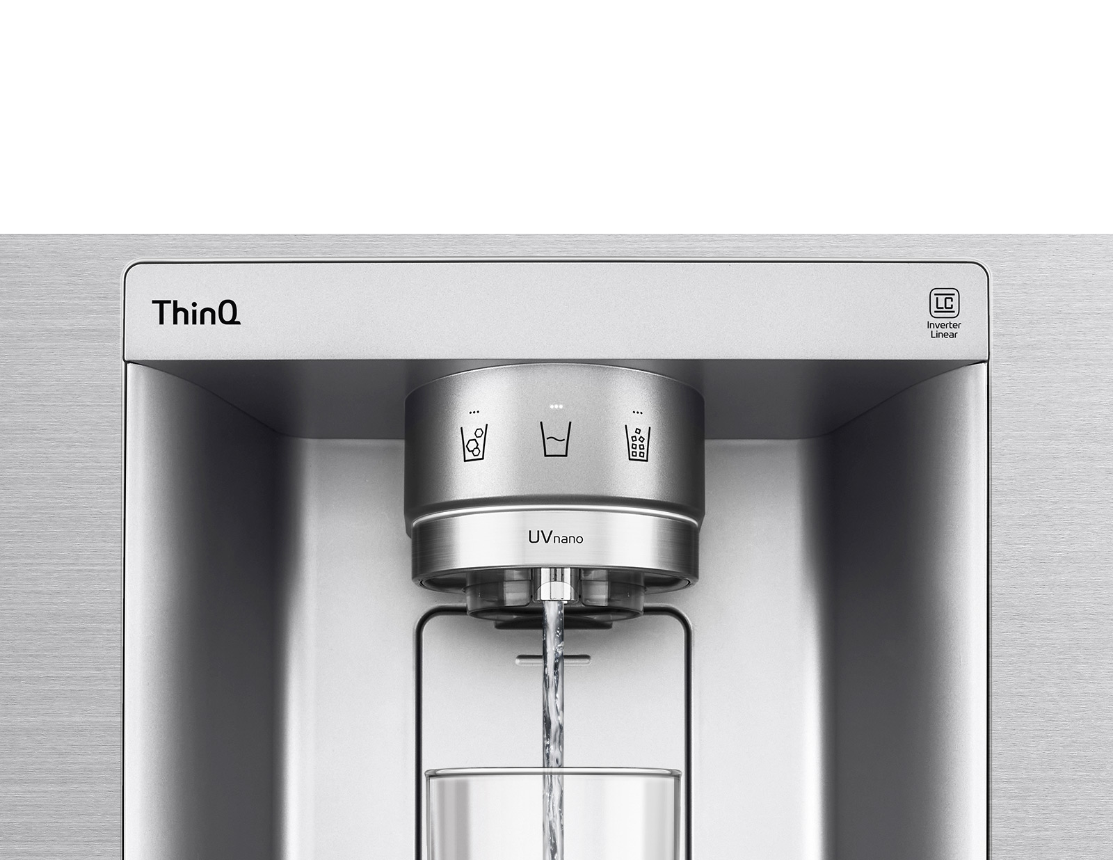 Видео начинается с увеличенного изображения диспенсера для воды. Внешняя сторона холодильника становится прозрачной, и теперь можно увидеть внутреннюю сторону двери и механические детали форсунки диспенсера. Видео увеличивает изображение, чтобы показать капли воды, проходящие через часть форсунки UVnano, которая уменьшает количество бактерий. Изображение увеличивается, чтобы снова показать внешнюю сторону холодильника, когда вода наливается в стакан.