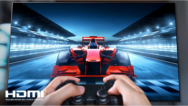 Крупный план геймера, играющего в гоночную игру на экране телевизора. В левой нижней части изображения показан логотип HDMI.
