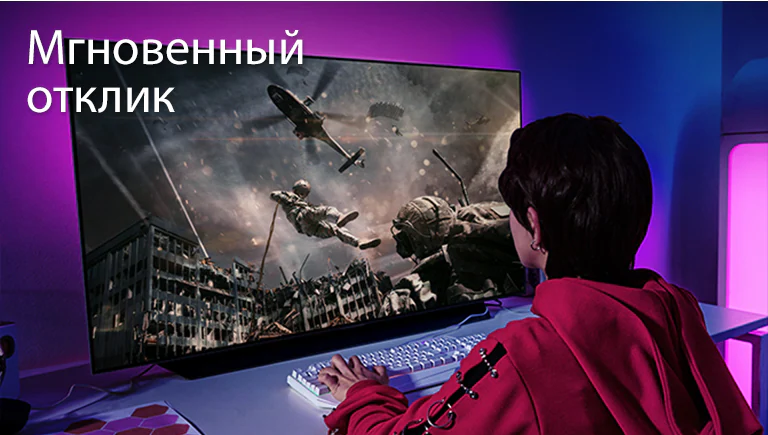 Девочка играет в компьютерную игру на телевизоре с большим экраном, на котором показан солдат, выпрыгивающий из вертолета.