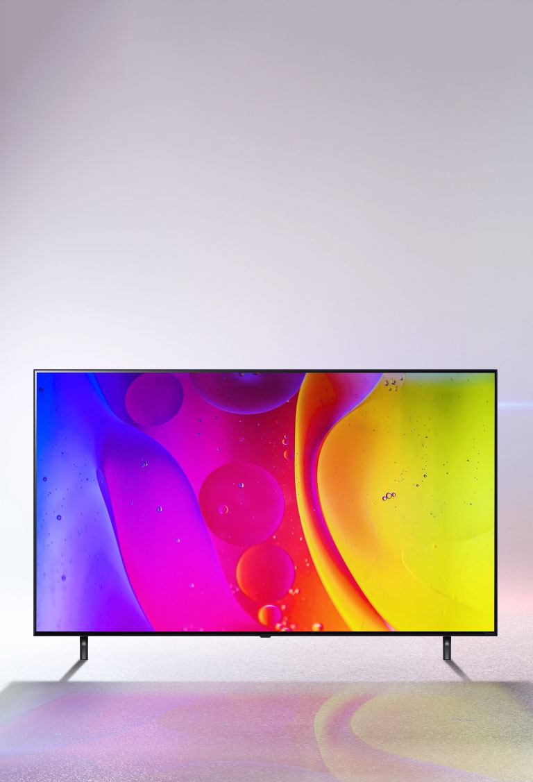 Телевизор в пустой белой комнате с изображением ярких, гипнотических, подвижных цветов.