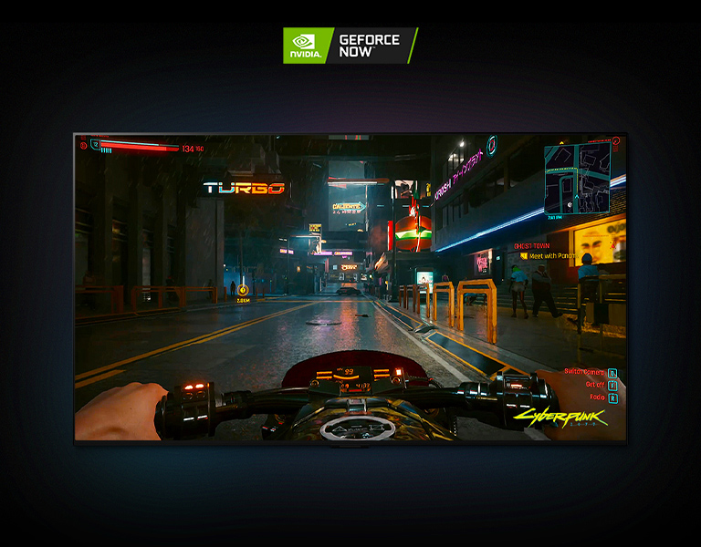 В сцене из Cyberpunk 2077, показанной на OLED-дисплее LG, игрок едет по освещенной неоном улице на мотоцикле.