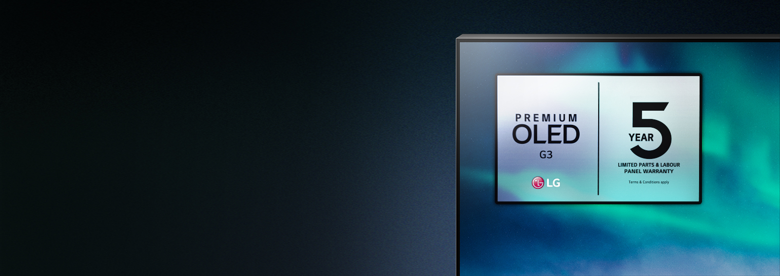 OLED-телевизор LG с изображением северного сияния. На черном фоне показан верхний угол телевизора, где видна градация тонов неба. На экране телевизора также отображается логотип 5-летней гарантии на панель.