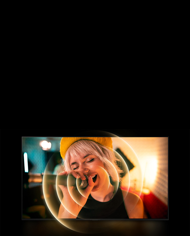 Женщина поет с микрофоном в руке, а вокруг ее рта нарисован оранжевый круг, демонстрирующий звуковой ландшафт.