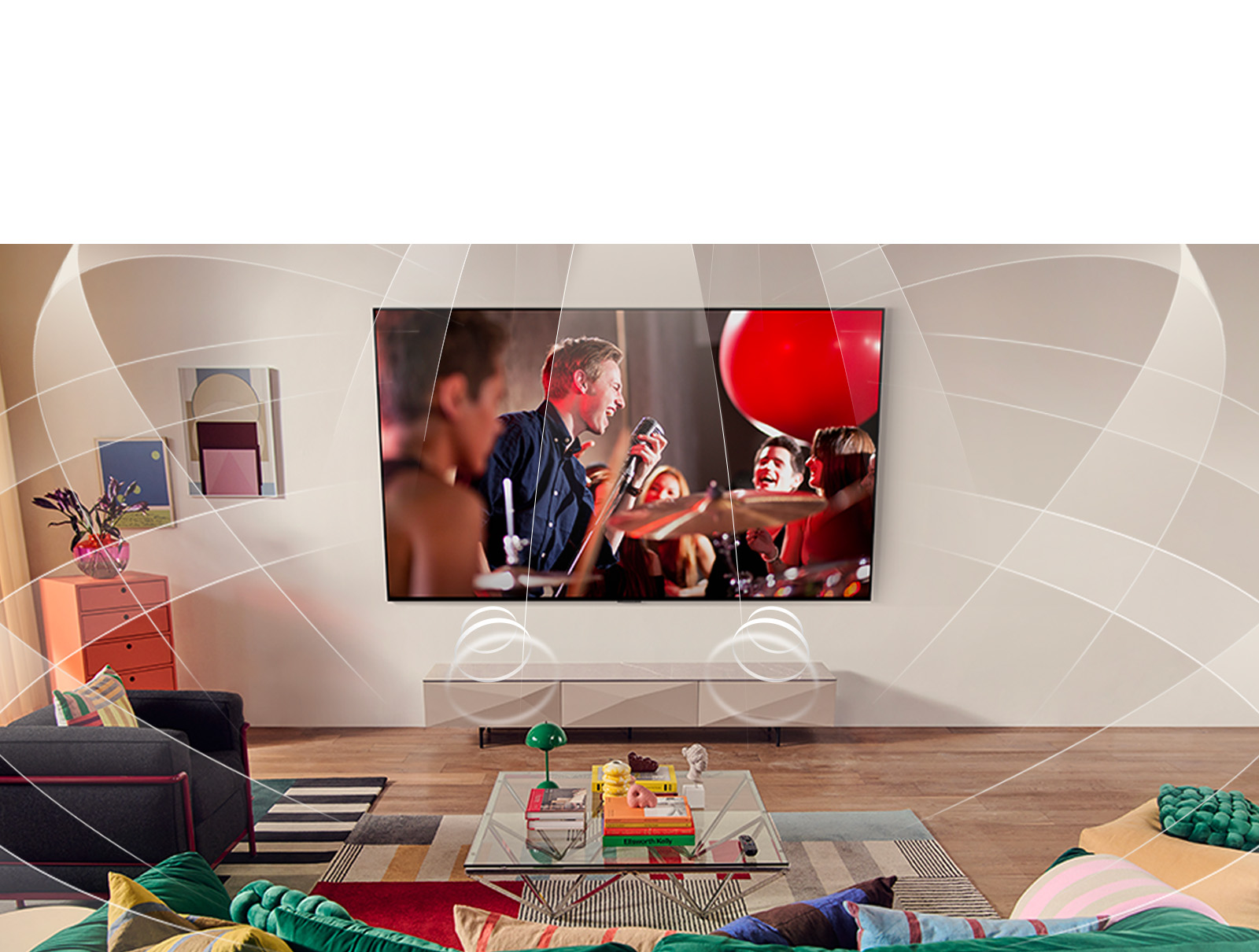 Гостиная с закрепленным на стене LG TV. Звуковые волны графически отображаются, заполняя пространство, показывая, как виртуальные 11.1.2-каналы создают эффект объемного звука для пользователя. 