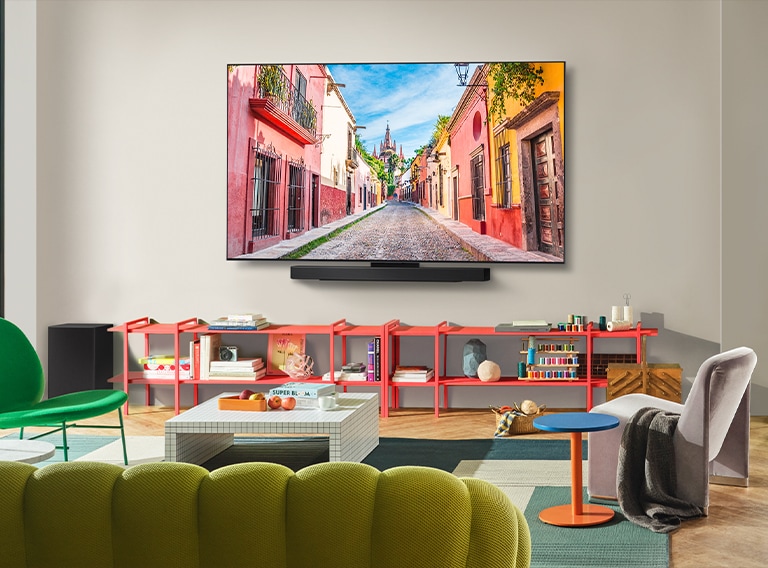 Вид спереди закрепленного на стене телевизора LG OLED TV со звуковой панелью Soundbar в яркой гостиной подчеркивает ультратонкий дизайн и то, как удачно он вписывается в пространство.