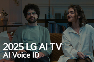 Виден заголовок: «2025 LG AI TV, Al Voice ID». Мужчина и женщина сидят на кушетке, в руках у них пульт.