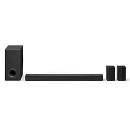 Вид спереди на звуковую панель LG Soundbar S80TR, сабвуфер и задние динамики.
