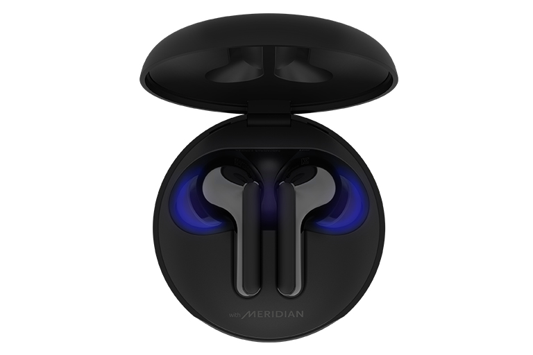 Вид сверху двух продуктов Tone Free на белом фоне. Оба чехла открыты.