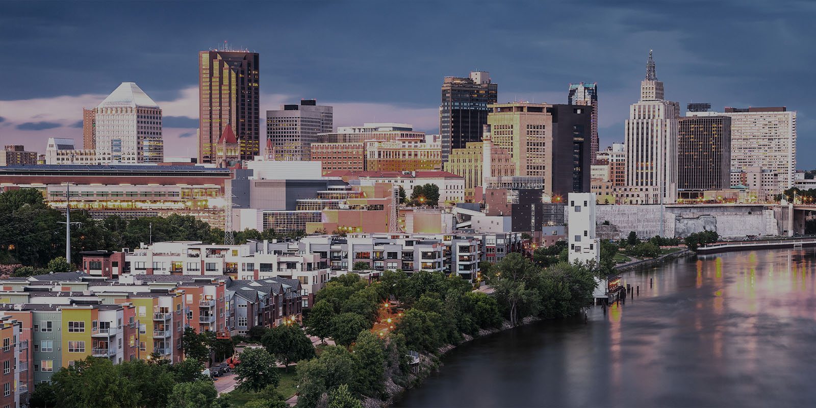 Неприглядный городской ландшафт с низким разрешением. Появляется ИИ-процессор alpha 11. На фоне городского ландшафта начинают передвигаться различные круглые иконки, демонстрирующие работу процессора, который анализирует каждый элемент кадра. Процессор пульсирует, и городской пейзаж мгновенно становится более ярким, детальным с разрешением 4K благодаря функции AI Super Upscaling.