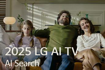 Виден заголовок: «2025 LG AI TV, Al Search». Семья из троих людей сидит на кушетке в гостиной.