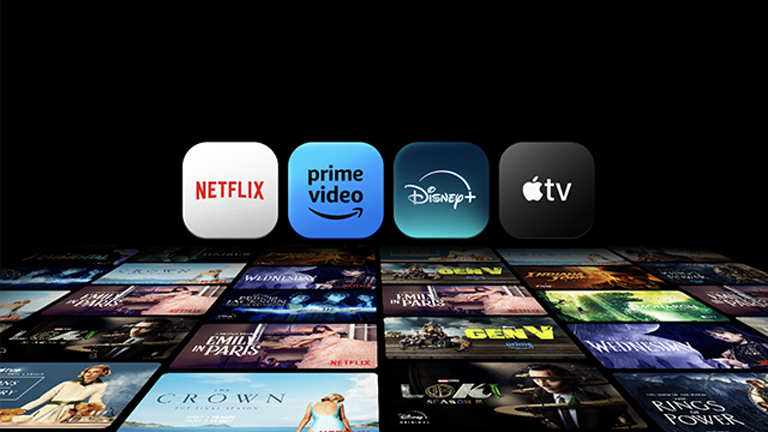 Иконки стриминговых приложений OTT, плавающие над различными постерами фильмов.