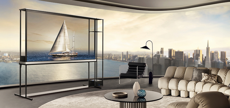 LG OLED T4 в апартаментах в пентхаусе. Окна выходят на городской пейзаж и океан. LG OLED T4 находится в прозрачном режиме, отображая изображение яхты. Из-за расположения телевизора и прозрачности экрана, яхта выглядит так, как будто она плывет в океане снаружи.