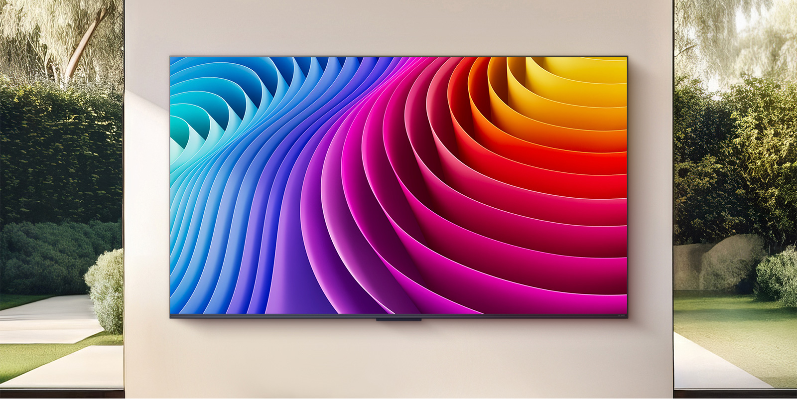 Телевизор LG QNED TV установлен на стене красивой, премиальной гостиной. На телевизоре — абстрактное изображение с градиентом разных оттенков, демонстрирующее, как технология Dynamic QNED Color Pro может воспроизводить широкий спектр цветов.