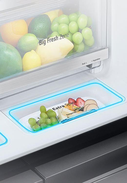 Крупный план дополнительного пространства внутри холодильника