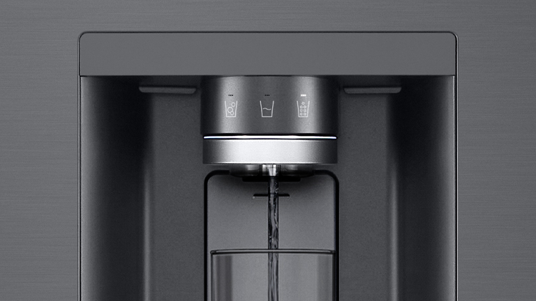 Видео начинается с крупного кадра диспенсера для воды.