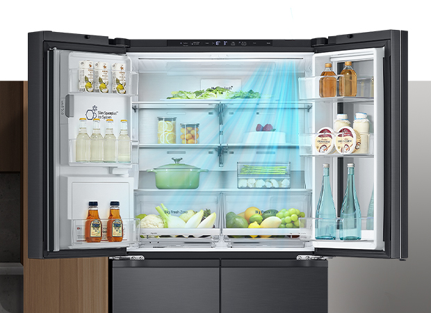 Голубые стрелки внутри холодильника, наполненного продуктами, обозначают поток холодного воздуха