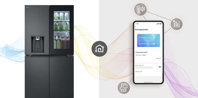 Женщина, сидящая за столом, занимается своими делами. Умная колонка на столе