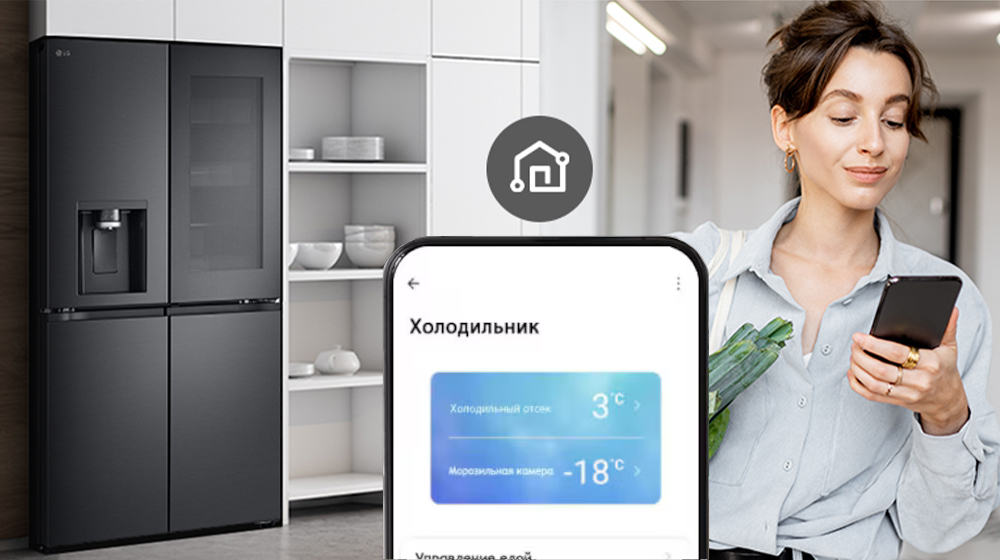 На изображении справа женщина занимается онлайн шоппингом через смартфон.