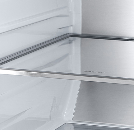 Вид по диагонали на полку с металлическими эелементами внутри холодильника