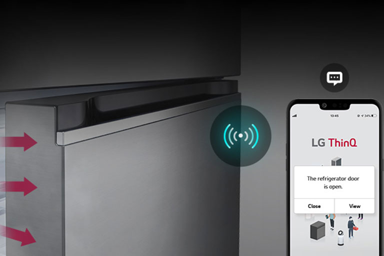 Дверца холодильника lg с верхней морозильной камерой слегка приоткрыта, а на экране смартфона отображается уведомление из приложения lg thinq. Изображение подчеркивает функцию интеллектуального оповещения холодильника, которая уведомляет пользователя, если дверь оставлена открытой.	