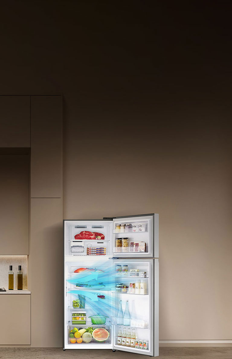 Современный интерьер кухни с большим открытым холодильником lg с верхней морозильной камерой, заполненным различными продуктами питания, с пояснением работы функции охлаждения дверцы.	