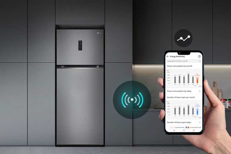 Холодильник lg с верхней морозильной камерой на современной кухне с крупным планом экрана смартфона, на котором отображаются данные мониторинга. Изображение иллюстрирует способность холодильника предоставлять пользователям статистику работы и использования через подключенное приложение.	