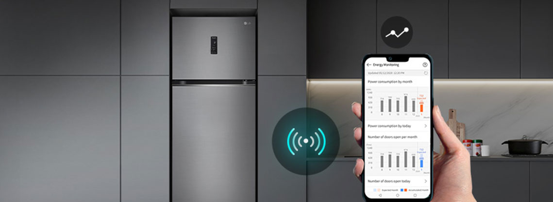 Холодильник lg с верхней морозильной камерой на современной кухне с крупным планом экрана смартфона, на котором отображаются данные мониторинга. Изображение иллюстрирует способность холодильника предоставлять пользователям статистику работы и использования через подключенное приложение.	