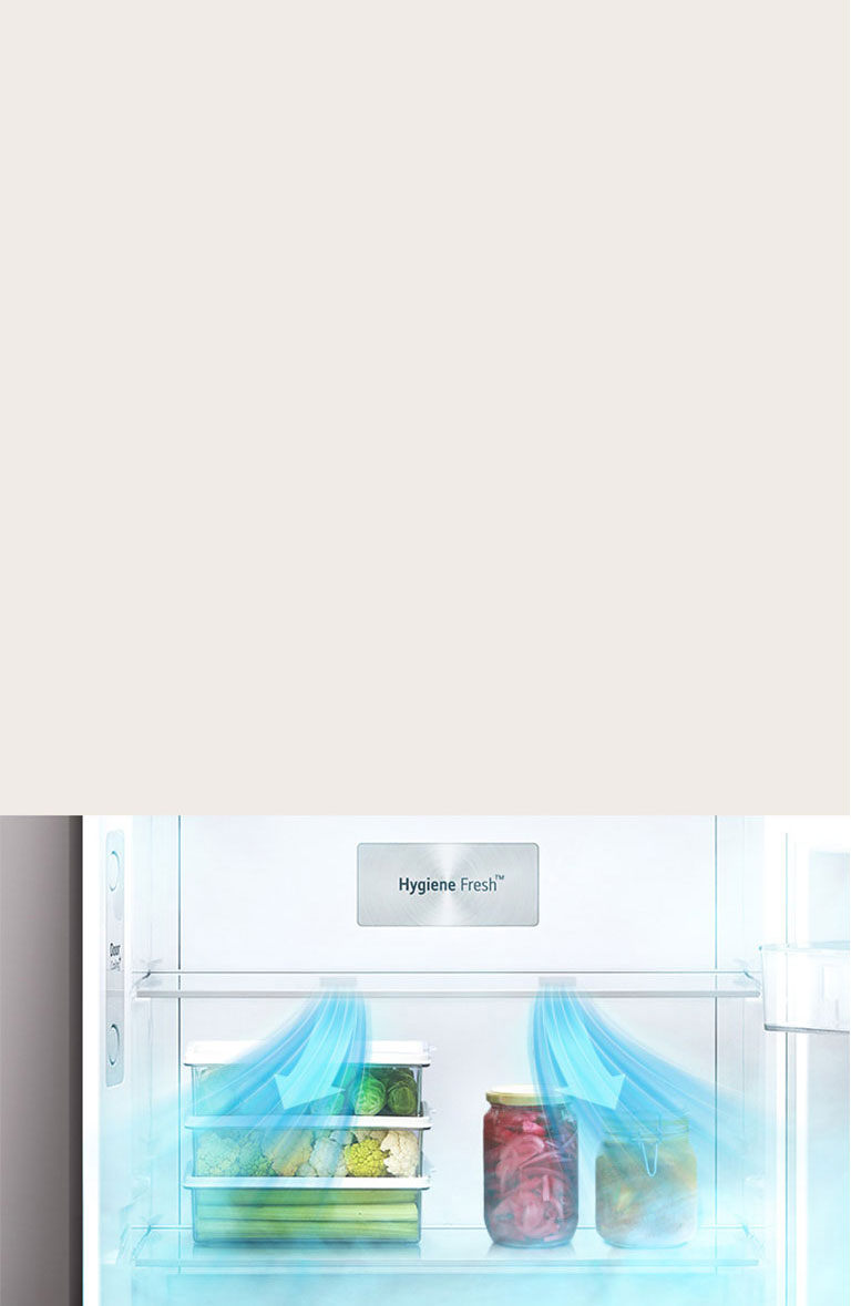 Вид крупным планом на холодильник lg с верхней морозильной камерой, в котором находится отделение с надписью hygiene fresh и два прозрачных контейнера для хранения зеленых овощей и красных фруктов или овощей. Это подчеркивает особенность холодильника сохранять свежесть содержимого.	