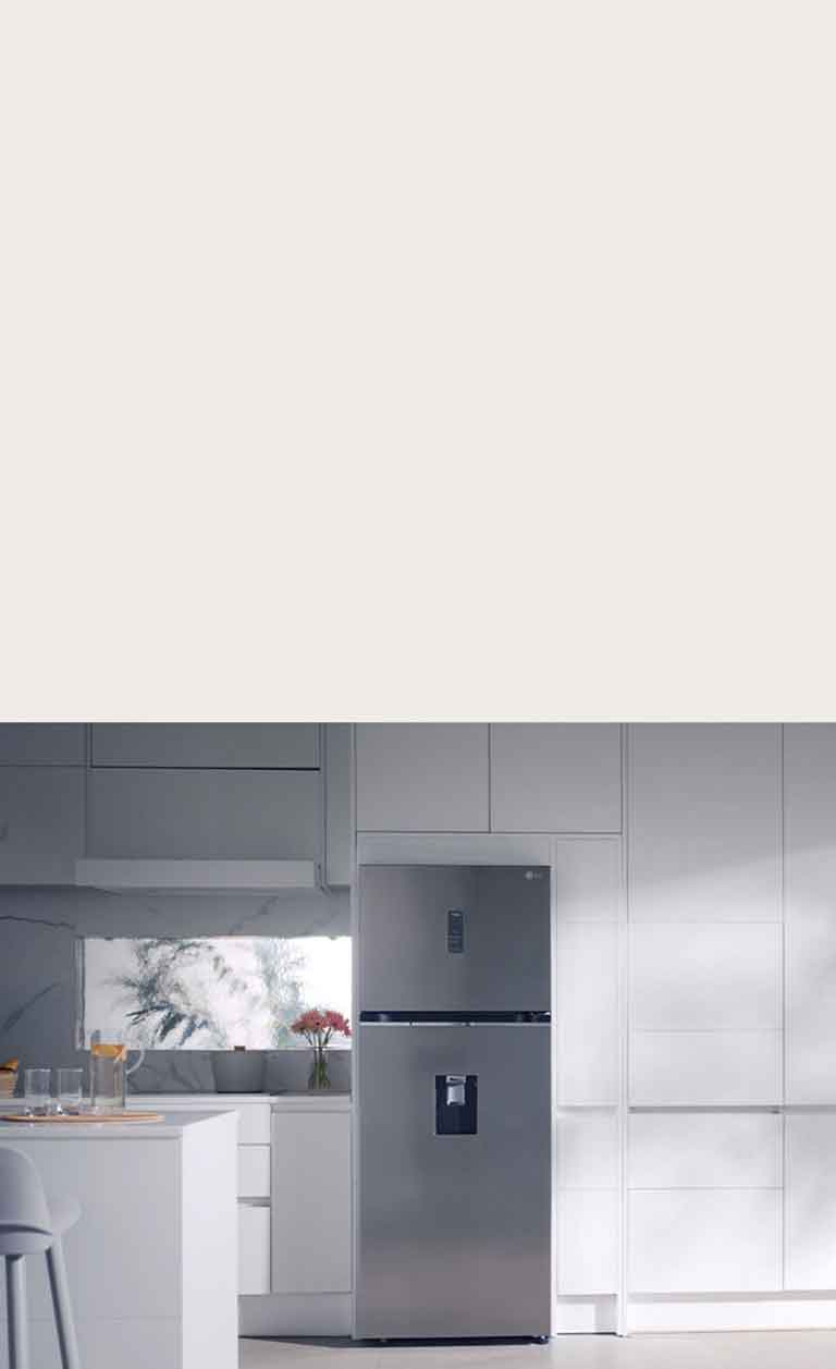 Современная кухня с «умным» холодильником lg с технологией «умный свежий воздух», которая оптимизирует охлаждение в зависимости от режима использования для повышения энергоэффективности даже в пиковые моменты.	