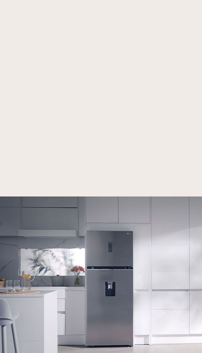 Современная кухня с «умным» холодильником lg с технологией «умный свежий воздух», которая оптимизирует охлаждение в зависимости от режима использования для повышения энергоэффективности даже в пиковые моменты.	