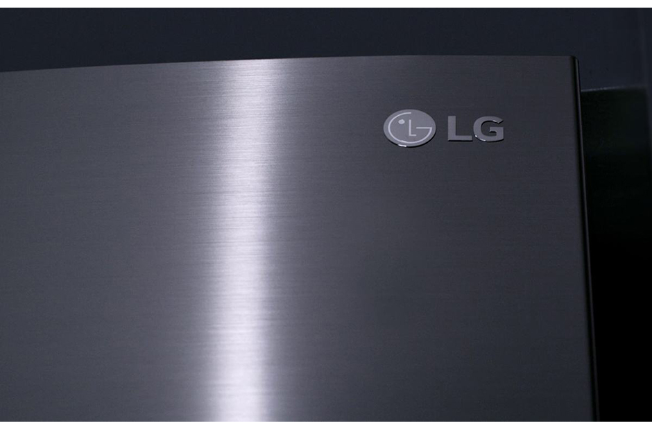 D12-02_3_DoorCooling_Syde-by-Syde_Using-Scene_Design_Desk_large_v1