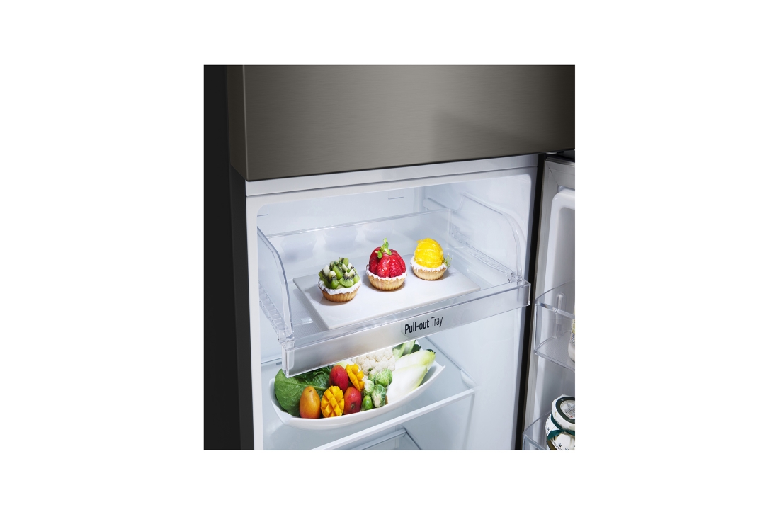 LG Объем 335 л | Холодильник LG с верхней морозильной камерой | Черный | DoorCooling+™ | HygieneFresh+™ | Smart Inverter Compressor, открытая верхняя морозильная камера с установленной системой spaceplus ice и хранящимися внутри продуктами, GN-B332SBGB, thumbnail 6