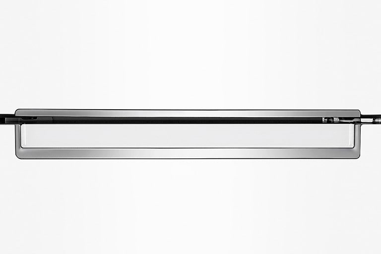 Крупный план центральной части холодильника с элегантной ручкой в минималистическом стиле.