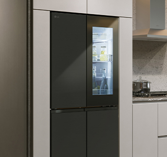 Современный дизайн кухни с холодильником InstaView