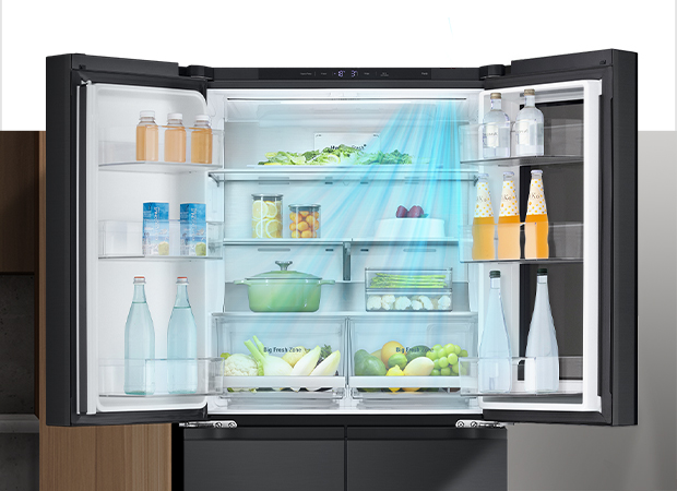 Голубые стрелки внутри холодильника, наполненного продуктами, обозначают поток холодного воздуха