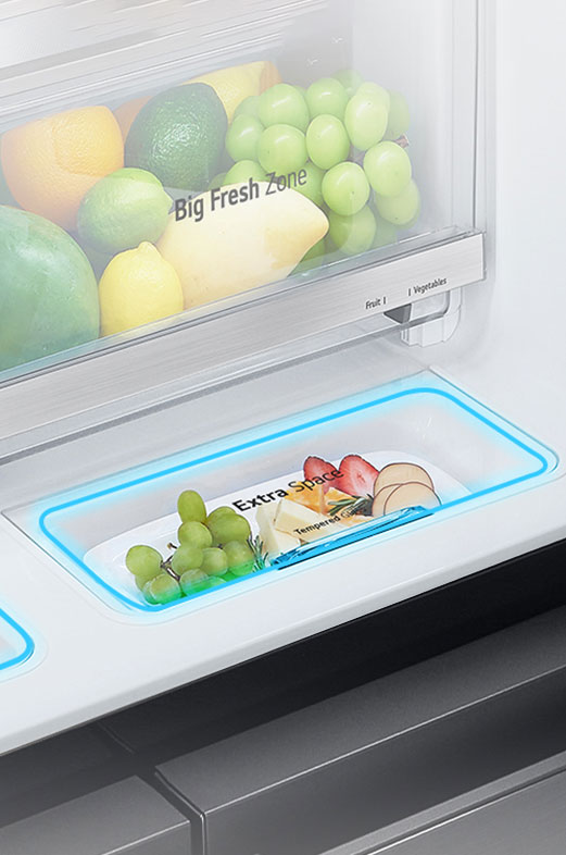 Крупный план дополнительного пространства внутри холодильника