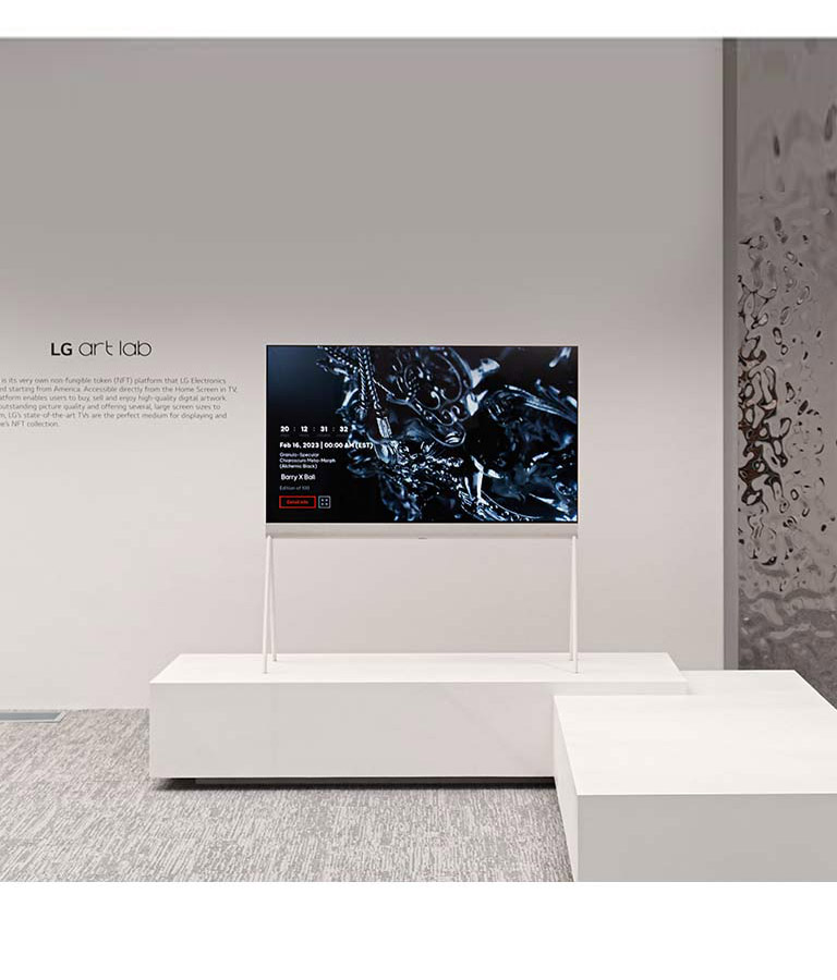 На экране телевизора Easel в белой комнате демонстрируется цифровая иллюстрация черной скульптуры. В серебряной физической скульптуре, расположенной справа от телевизора, отражается комната.