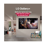 LG 55-дюймовый телевизор Smart TV LG OLED evo AI G5 4K 2025 года, Широкий вид на гостиную роскошного дома, где мужчина смотрит фильм на экране LG OLED TV с настенным креплением. Дизайн телевизора сочетает в себе элегантность с интерьерным и настенным дизайном., OLED55G5RLA, thumbnail 15