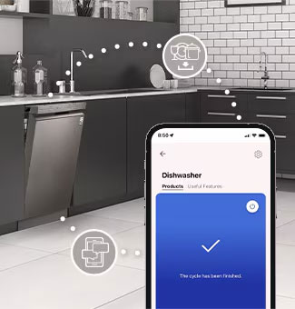 Nội thất nhà bếp với máy rửa bát độc lập đang mở hé và ứng dụng LG ThinQ™ hiển thị thông báo hoàn tất chu trình.
